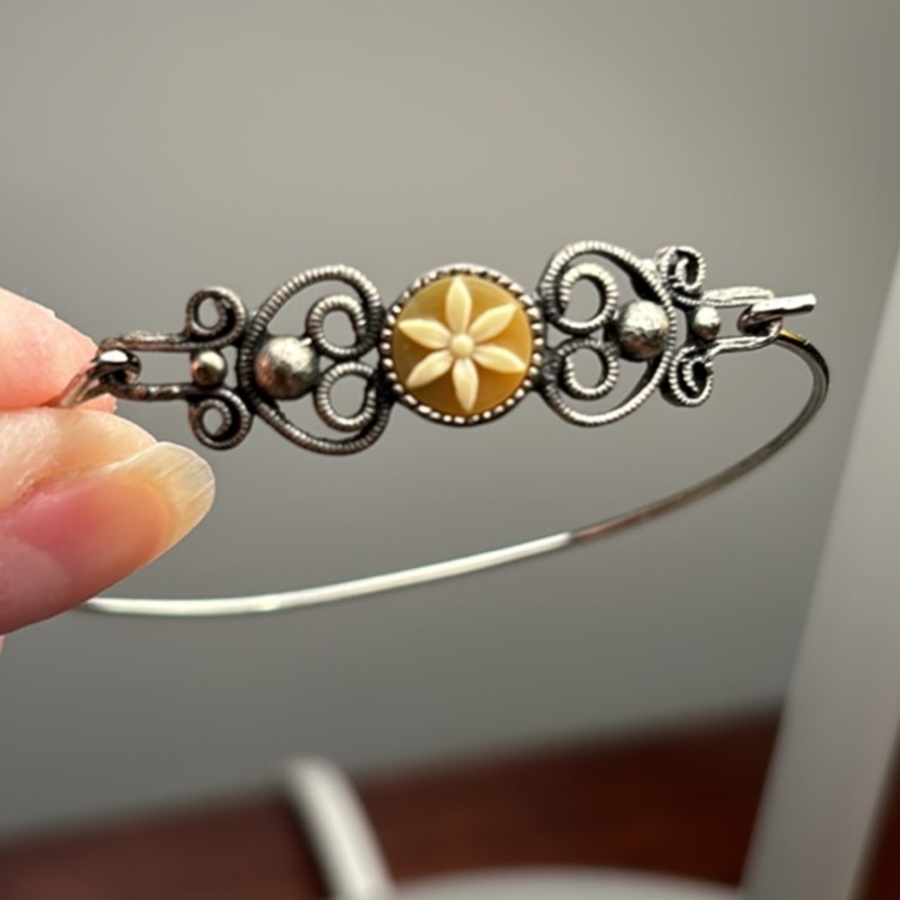 Dainty little vintage bracelet with daisy design!!